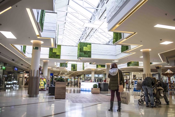 El Centro Comercial Atalayas renueva sus instalaciones