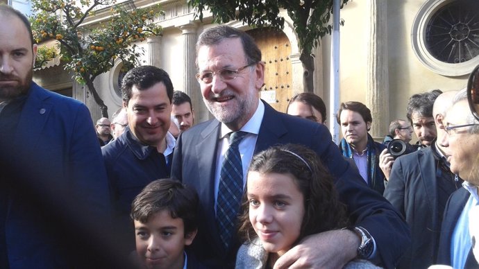 Rajoy con niños en Sevilla.