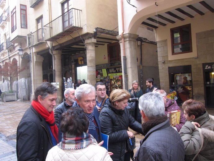 Del Río, Pérez Pastor y Bravo charlan con ciudadanos en la calle Portales