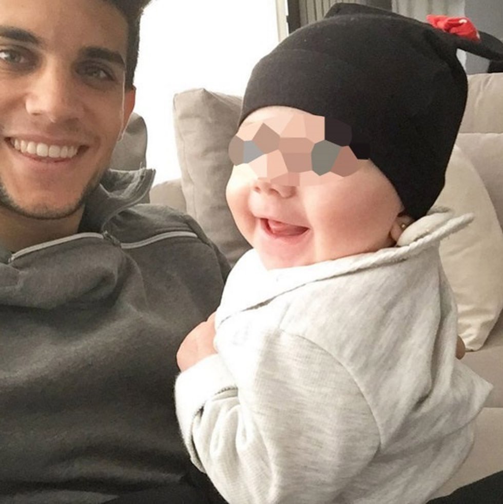 Marc Bartra y su hija Gala