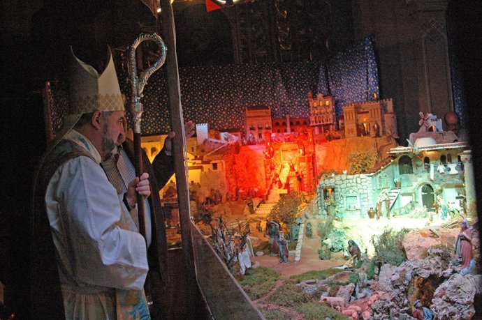 El obispo Carlos Escribano ha bendecido este martes el Belén