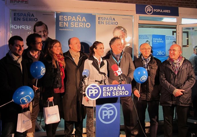 Andrea Levy rodeada de los candidatos al Congreso y al Senado y miembros del PP