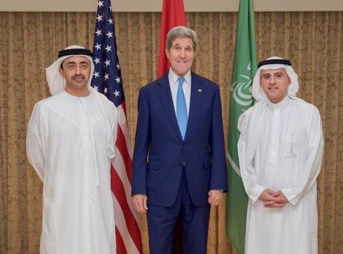 El secretario de Estado norteamericano, John Kerry, con dirigentes emiratíes