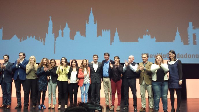 Albert Rivera con otros candidatos de Ciudadanos en un acto público en Sevilla