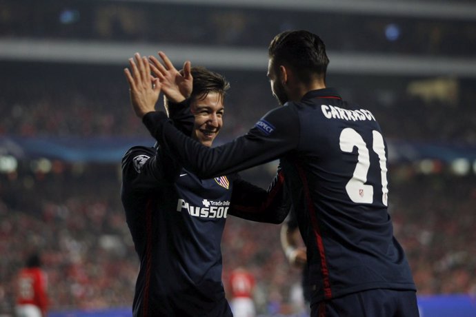 Vietto y Carrasco celebran un gol del Atlético en Da Luz