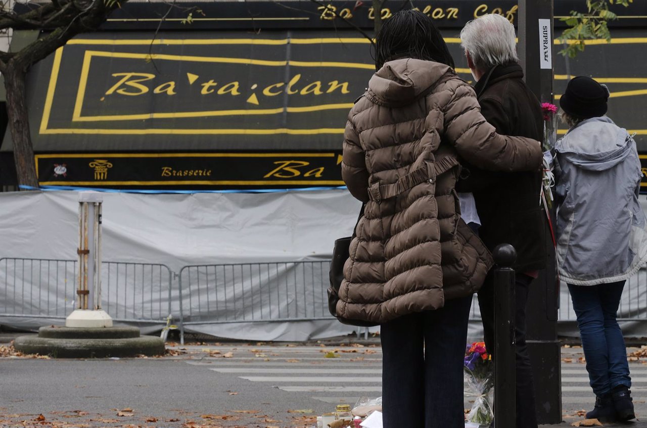 Personas delante de la sala Bataclan de París