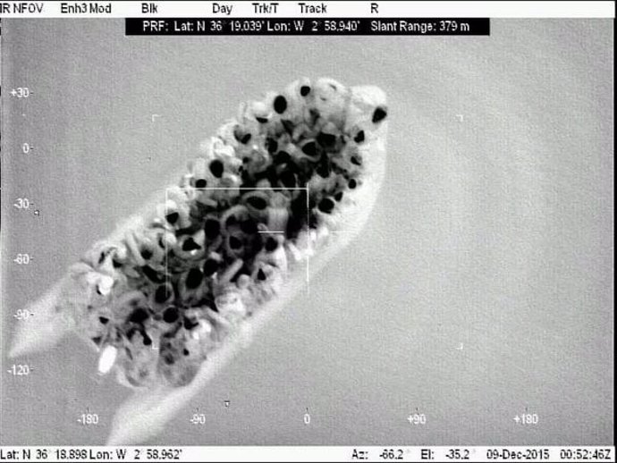 Imagen del avión Sasemar 102 que localizó la patera en aguas de Almería