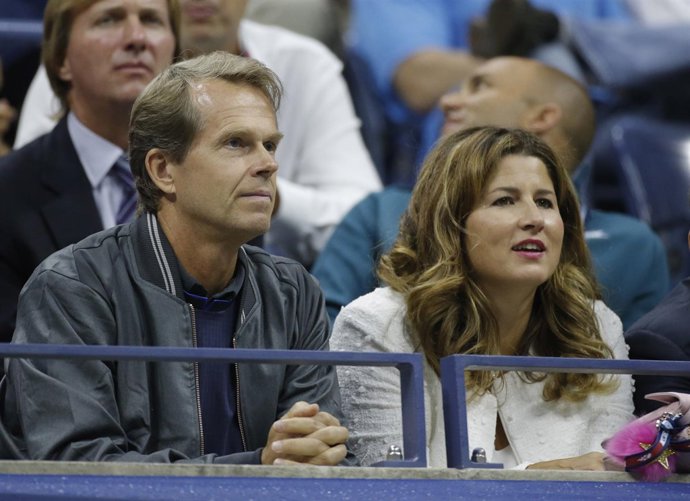 Edberg en el palco de Flushing Meadows con Mirka, mujer de Federer