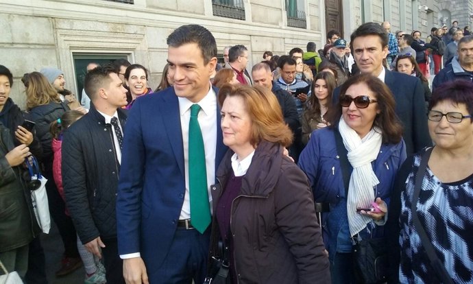 Pedro Sánchez se fotografía con ciudadanos