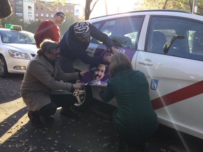 Taxis con cartelería de Podemos