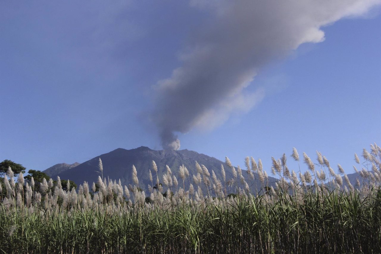 Volcán en indonesia en Erupción