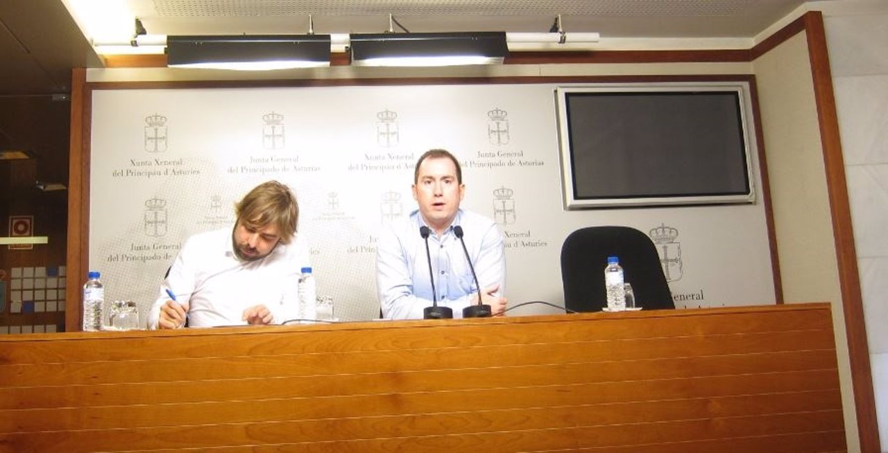 Daniel Ripa y  José Ángel Gayol, durante la presentación de la ley