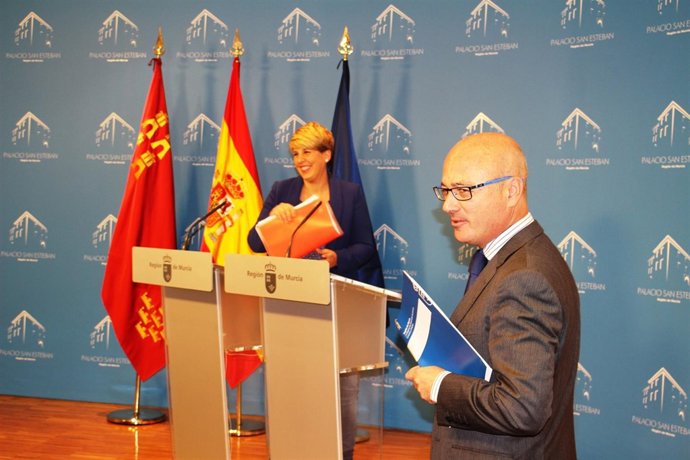 Hernández, en primer plano, durante la rueda de prensa