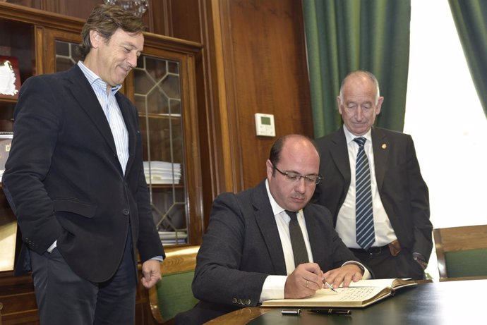 Pedro Sánchez, presidente de Murcia, firma el Libro de Honor de la Diputación.
