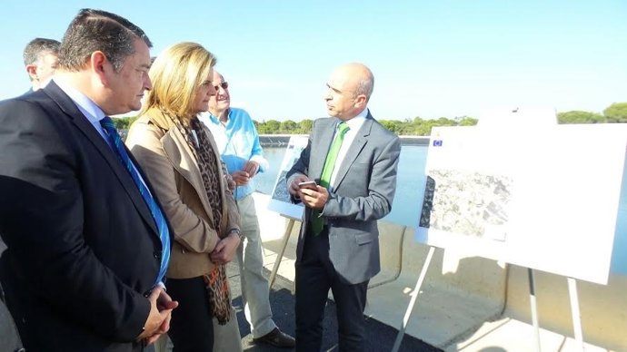 La ministra de Empleo, Fátima Báñez, visita obra del trasvase del Condado Huelva