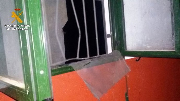 Ventana con los barrotes forzados del secadero de jamones de Ledrada (Salamanca)