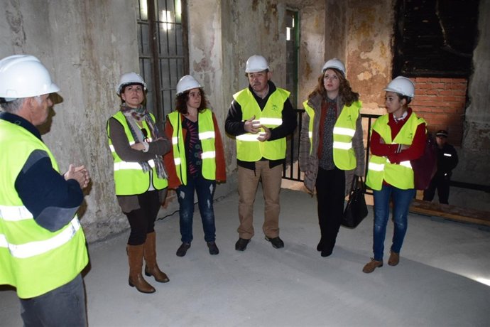 Visita de la delegada y el equipo de trabajo a la Resinera de Arenas del Rey.