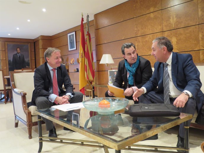 Moragues, Pérez y Carbones, durante su reunión en Delegación del Gobierno