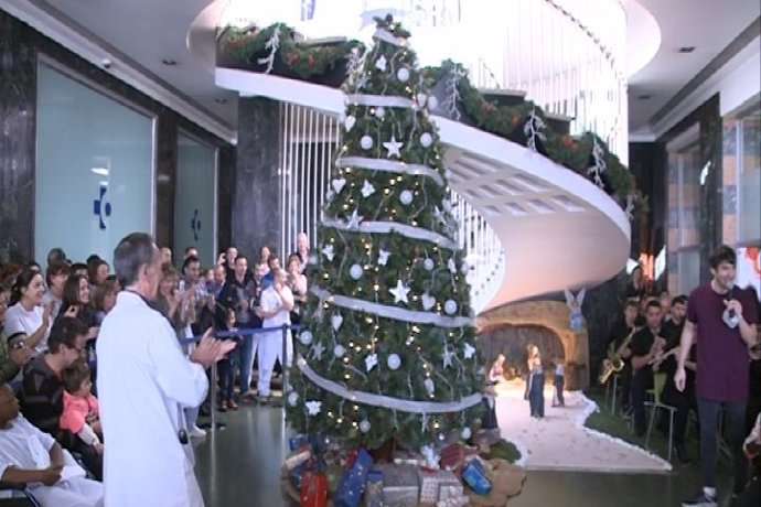 Niños del Hospital de Cruces con el árbol de Navidad