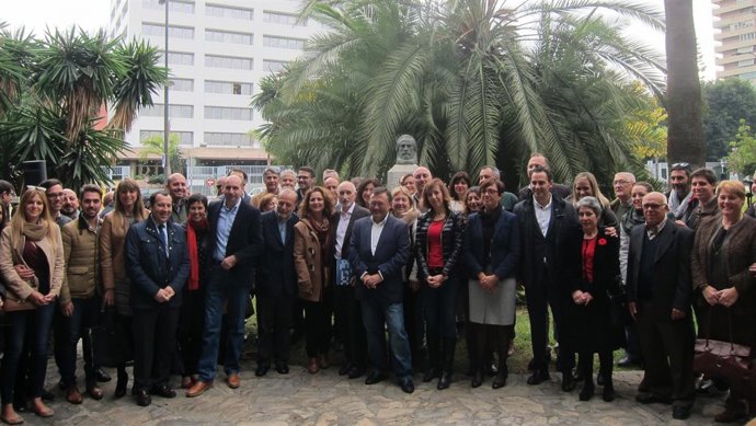 El PSOE de Málaga y UGT frente al busto de Pablo Iglesias