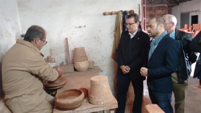 Garaulet durante una visita a una alfarería