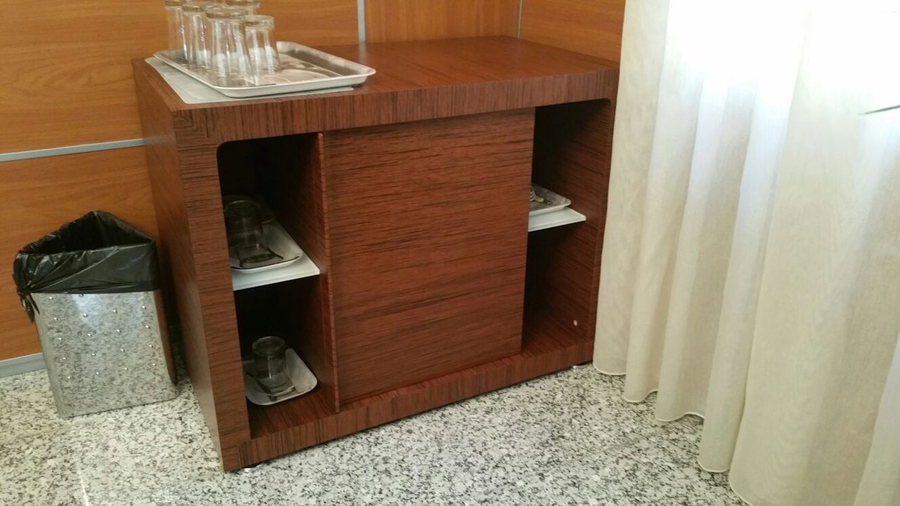 Mueble bar en el despacho de Alcaldía en Riba-roja
