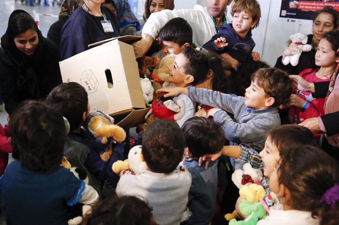 Entrega de juguetes a niños refugiados en Alemania