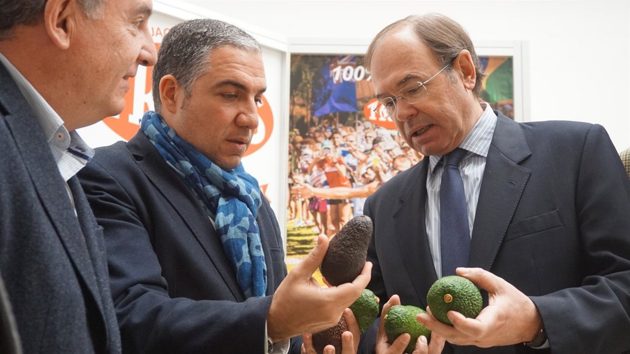 Elías Bendodo y Pío García-Escudero, presidente Senado, en Trops, en Vélez