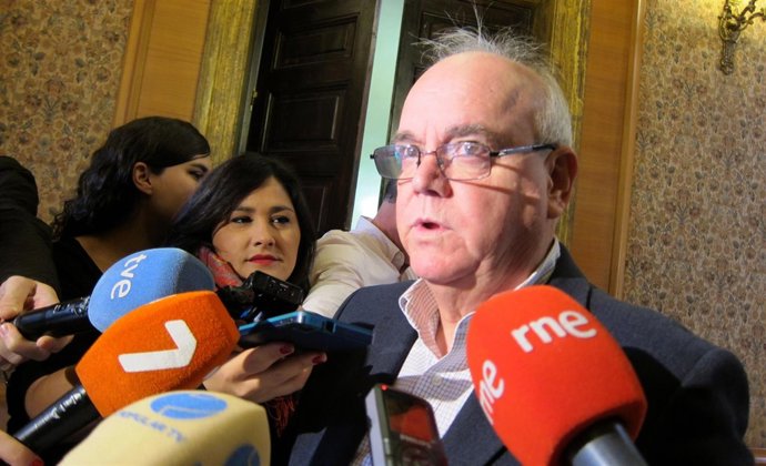 Martínez-Oliva atiende a los medios