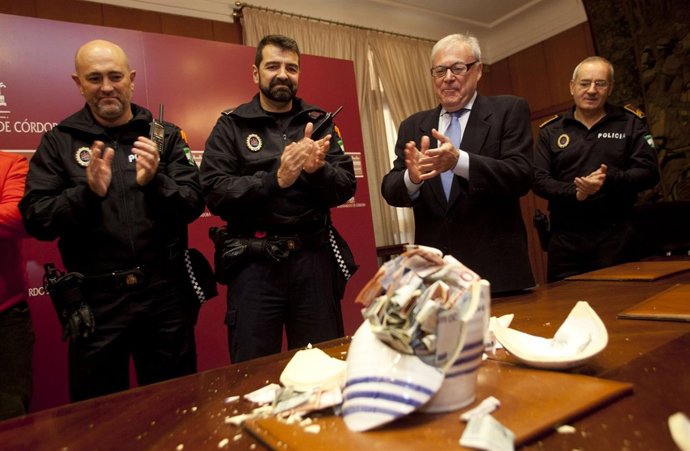 Los agentes con el concejal y el jefe de la Policía Local