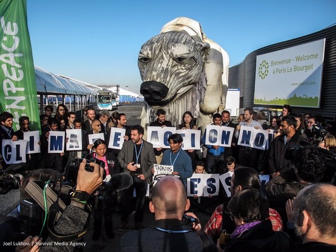 Osa polar en la COP21 de París, protesta de ecologistas y pueblos indígenas