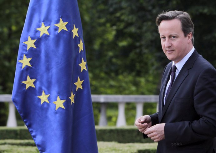 El primer ministro británico, David Cameron, junto a una bandera de la UE