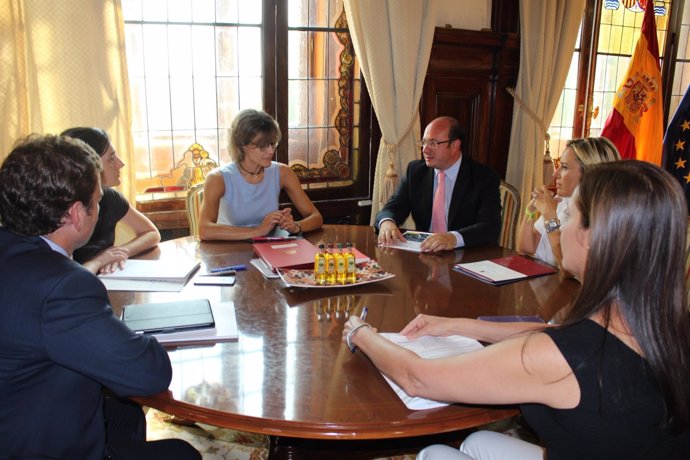 Reunión del presidente de la Comunidad con la ministra Isabel García Tejerina