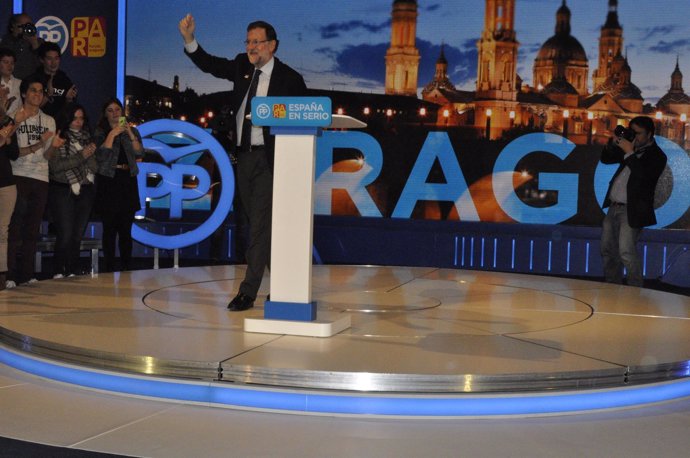 El presidente del Gobierno, Mariano Rajoy, en un mitin en Zaragoza
