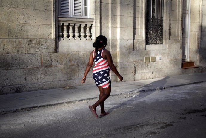 Una mujer con los colores de EEUU pase por La Habana