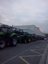 Unos 50 tractores protestan por los bajos precios de la leche