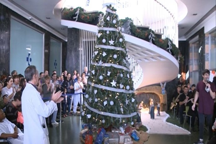 El árbol de Navidad luce en el Hospital de las Cruces