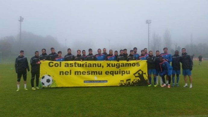 Jugadores del Real Oviedo muestran la pancarta de apoyo