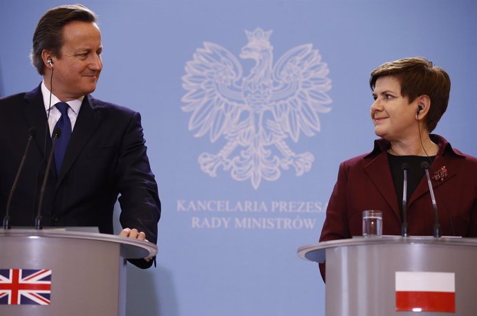 El británico David Cameron y la polaca Beata Szydlo tras reunión en Varsovia