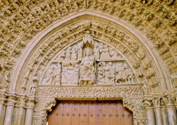 Tímpano de la portada de la iglesia de Santa María de Olite.