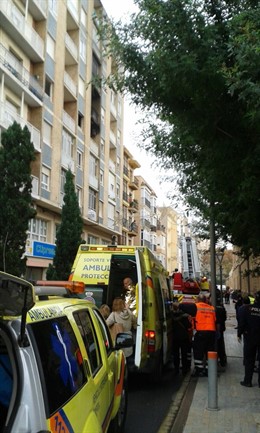 Ambulancias atendiendo a los afectados por el humo