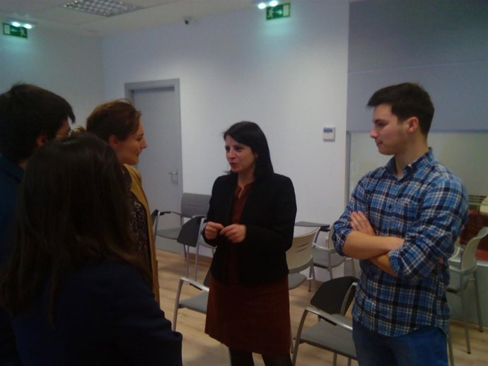 Adriana Lastra, con jóvenes