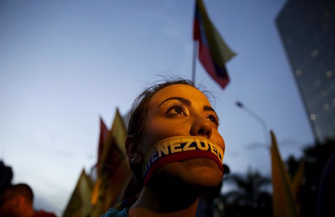 Simpatizante de la oposición con la boca tapada en Venezuela