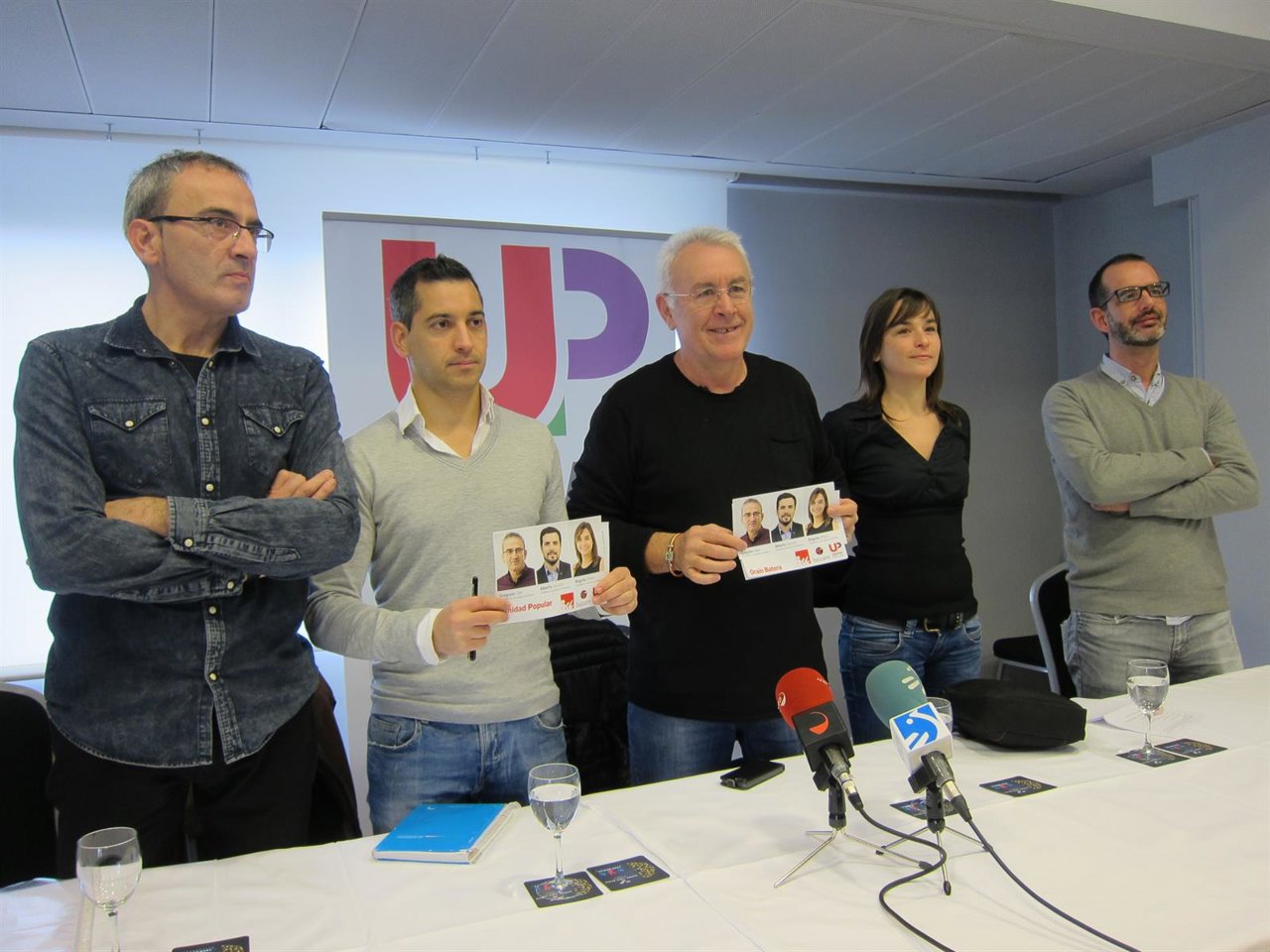Cayo Lara, en el centro, junto a candidatos de Unidad Popular