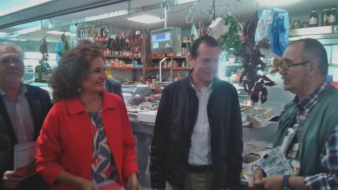 Montero recorre junto a Pérez Navas el mercado central