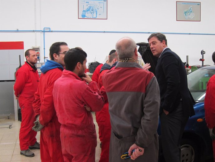 El secretario xeral del PSdeG, José Ramón Gómez Besteiro, visita un centro de FP