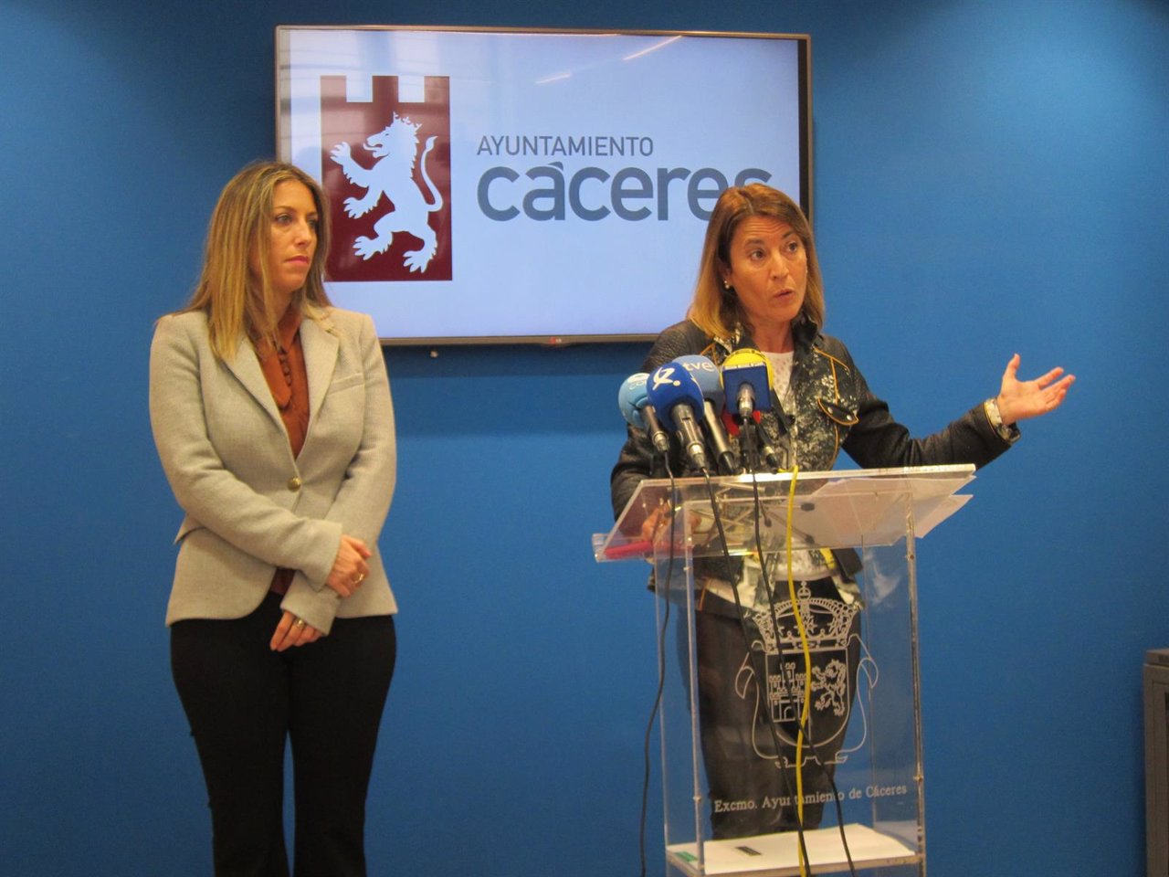 Elena Nevado presenta los Presupuestos de Cáceres para 2016