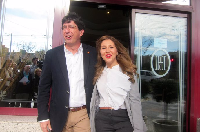 Juan Marín y Raquel Morales, antes de atender a los periodistas.