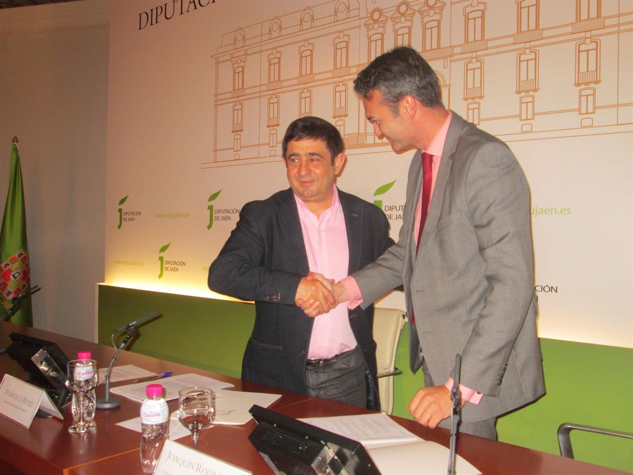 Firma del acuerdo para el proyecto de vigilancia de olivar 