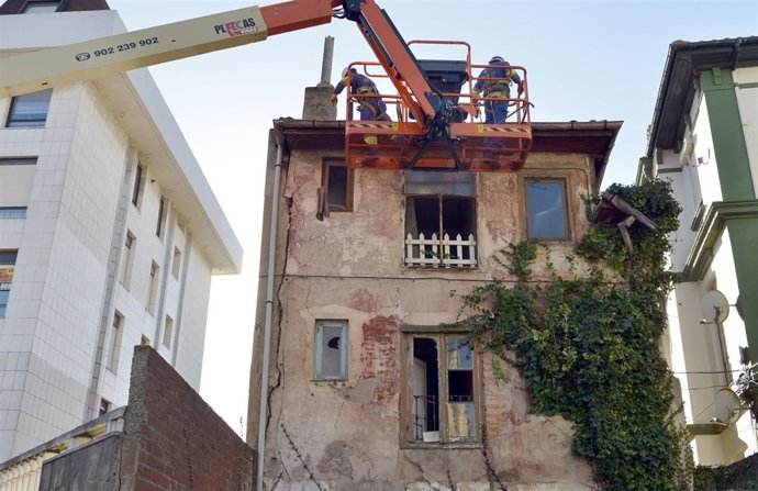 Derribo de un edificio anterior a 1920 en Pérez Galdós